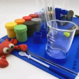 Chemiebaukasten in blau von der Seite gesehen