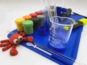 Chemiebaukasten in blau von der Seite gesehen