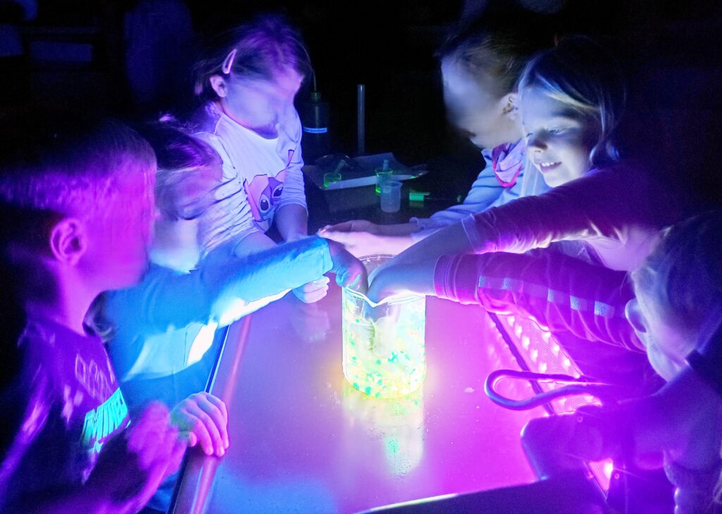 fluoreszierendes Experiment mit Kindern